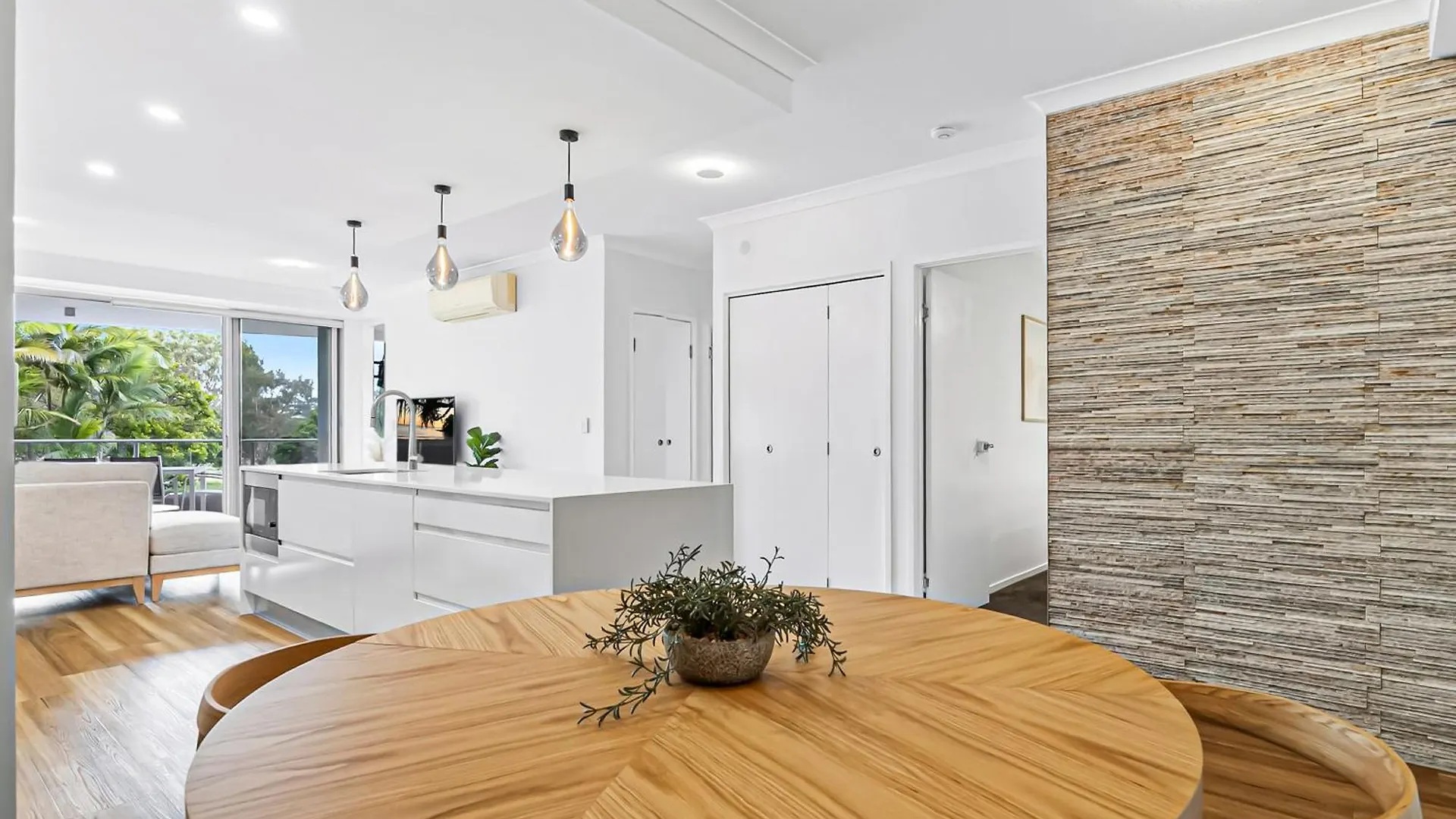 Karmasea Beachside Holiday 2 Bedroom Apartment Alexandra Headland